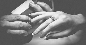 איך תבחר טבעת נישואין שתתאים למזל שלה