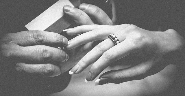 איך תבחר טבעת נישואין שתתאים למזל שלה