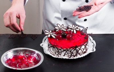 איך לייצר קישוטים מיוחדים לעוגה